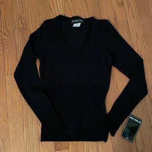 Un Deux Trios black V-neck sweater